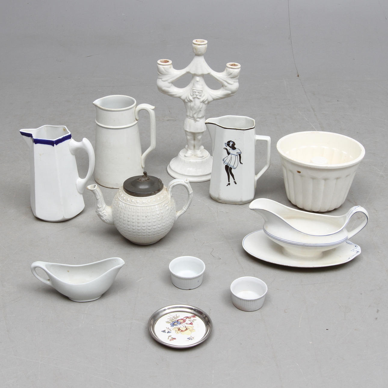 PARTI KERAMIK, 11 delar, bland annat kandelaber, tillbringare, 1900-tal.