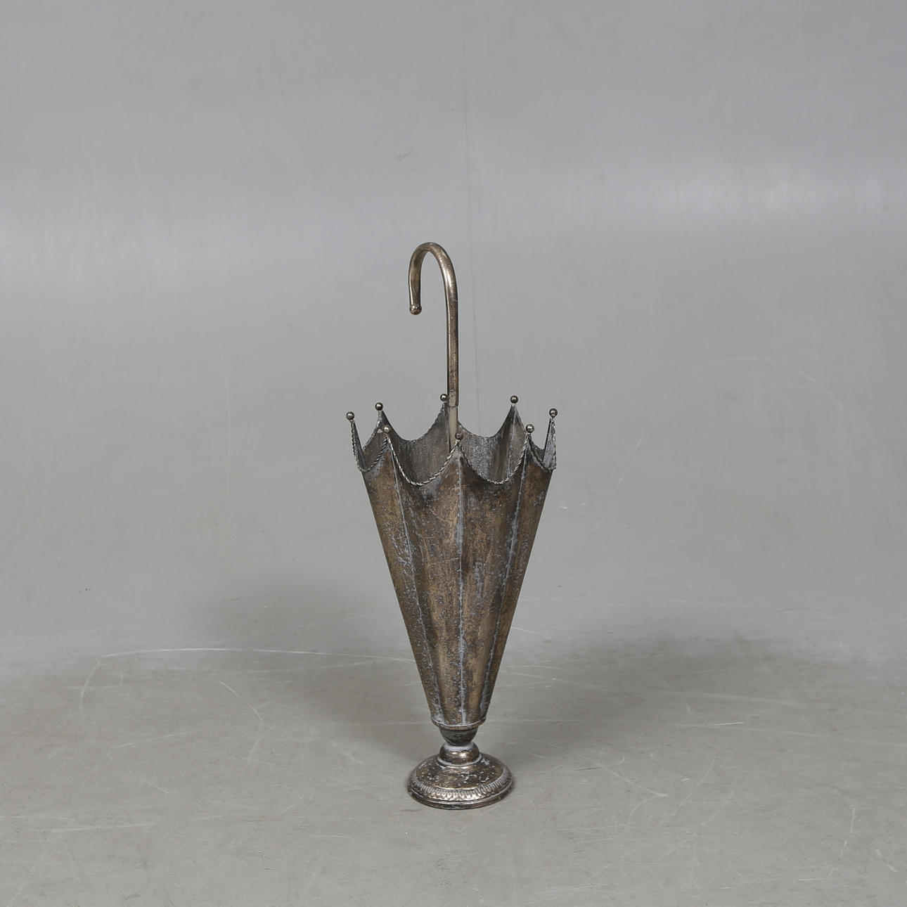 PARAPLYSTÄLL patinerad metall, samtida.