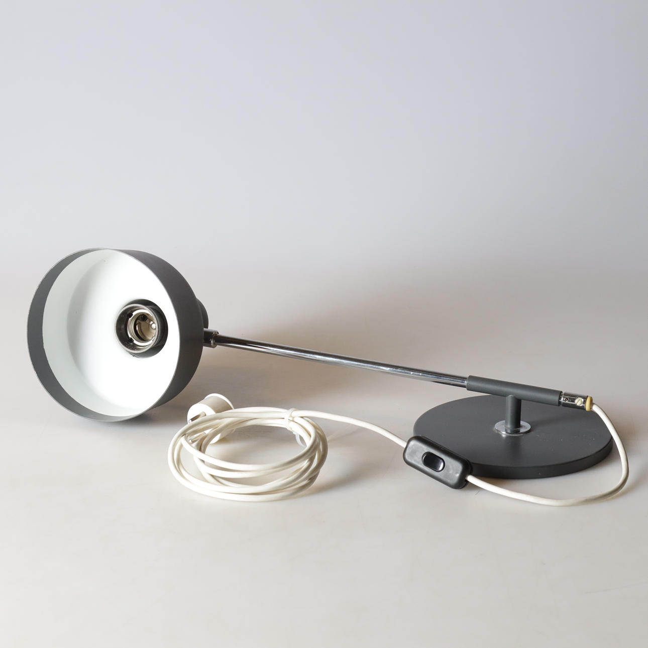 BOKHYLLEBELYSNING, metall, Philips, Typ 667, 1960-tal.