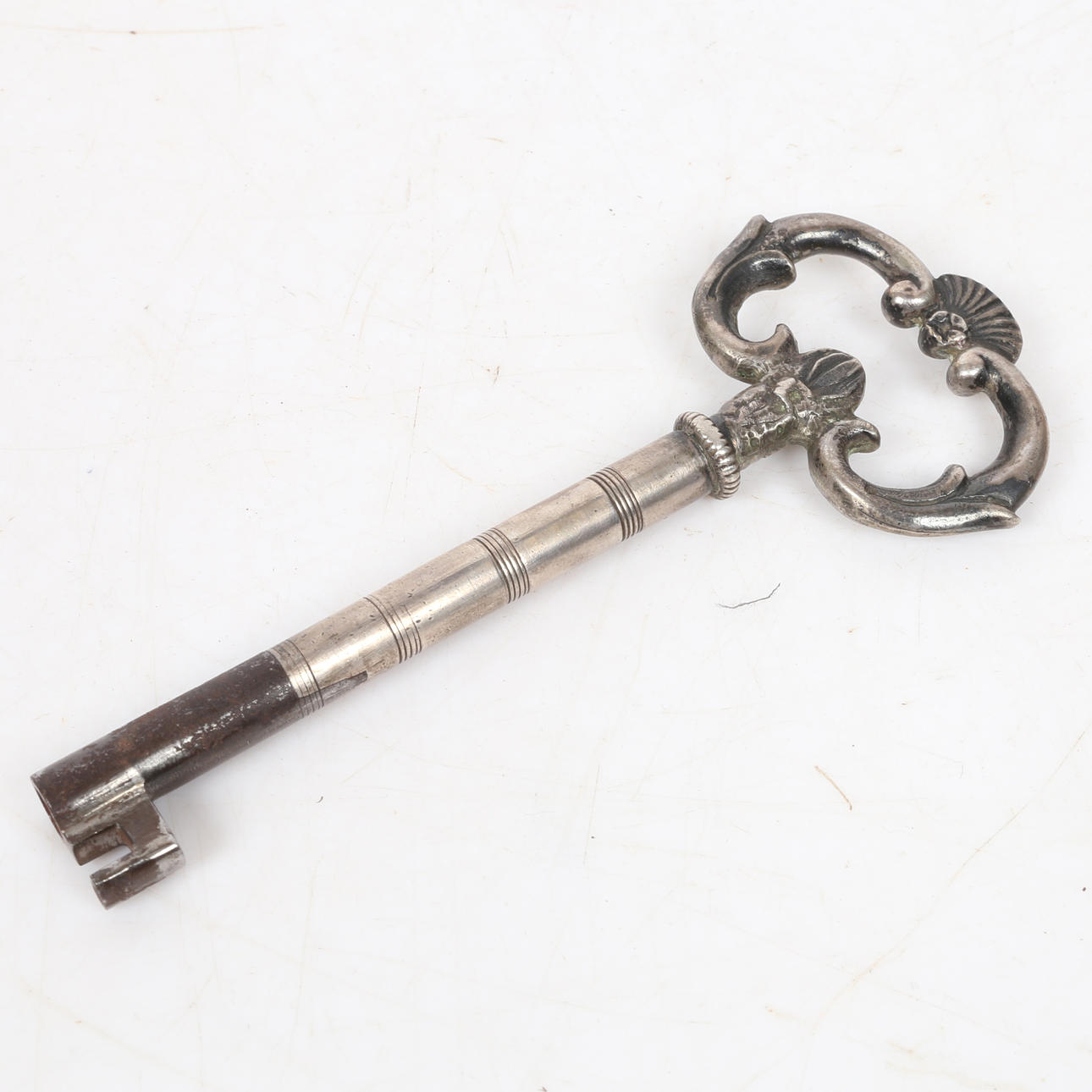UNA LLAVE GRANDE DE ACERO.