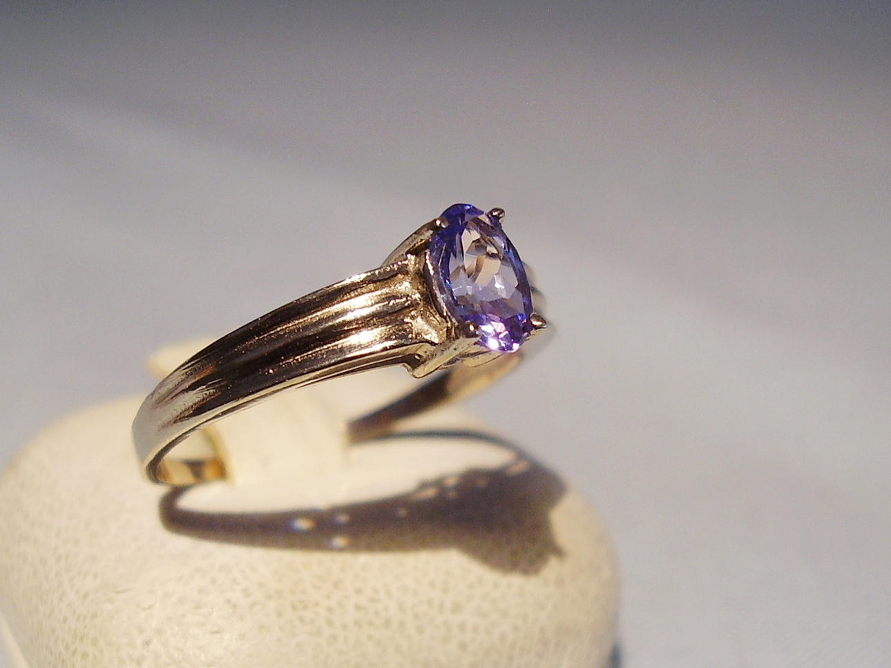 TANZANIT ENSTENSRING 585 vitguld tanzanit 0,50 ct.