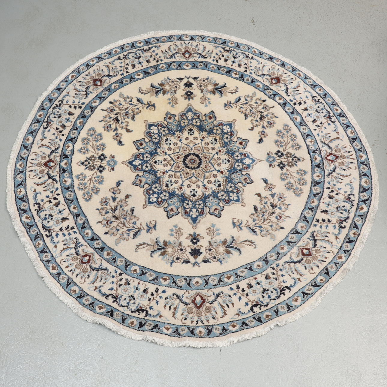 TEPPICH, rund, orientalisch, handgeknüpft, ca. 244 cm Durchmesser.