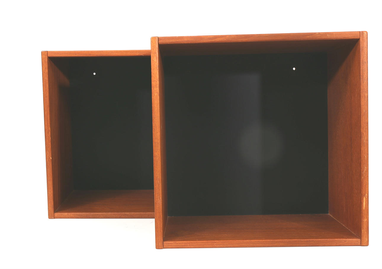 VÄGGHYLLOR, teak, svart bottenplatta, 2 stycken, 1900-talets andra hälft.