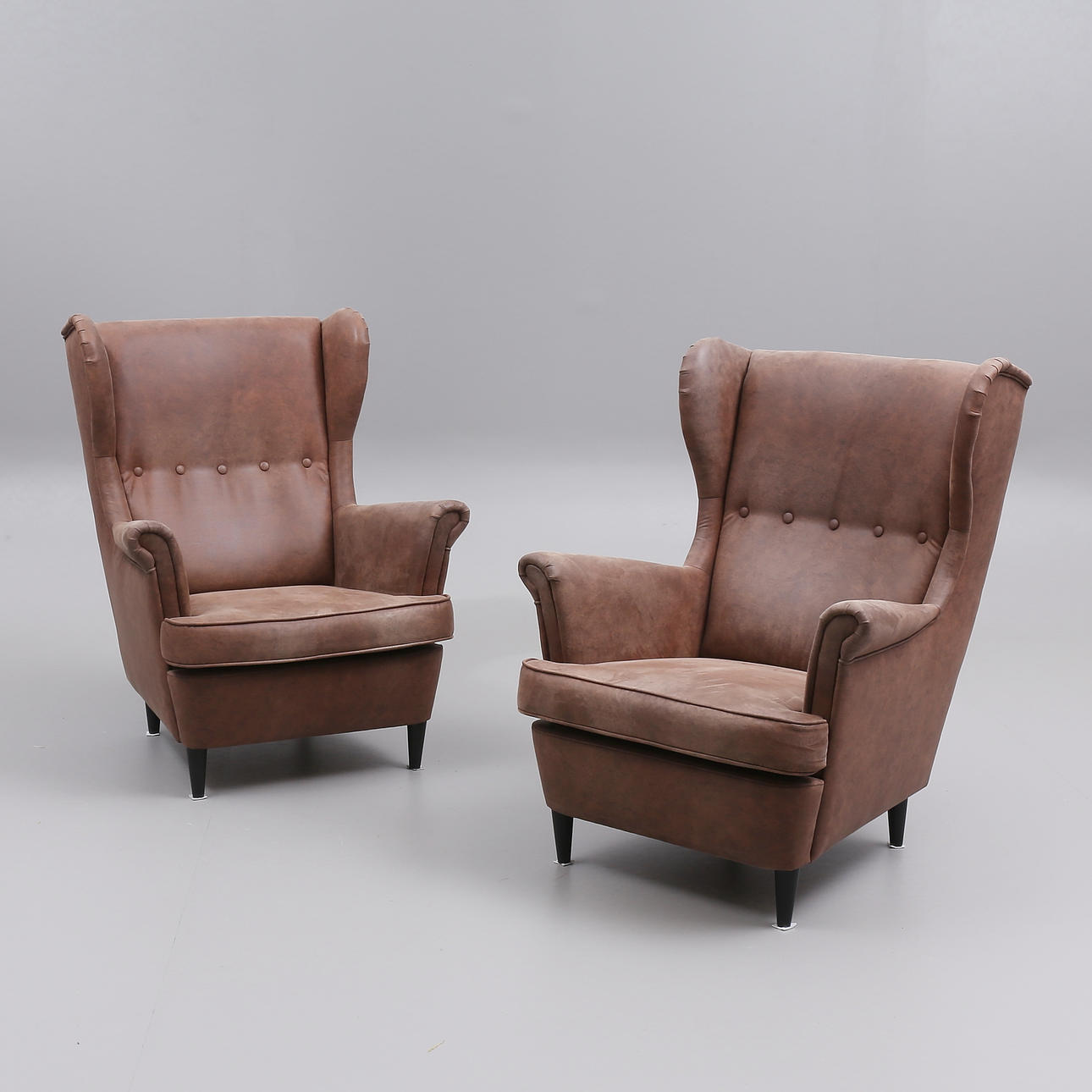 Sessel, ein Paar, Kunstleder, „Strandmon“, IKEA, zeitgenössisch.