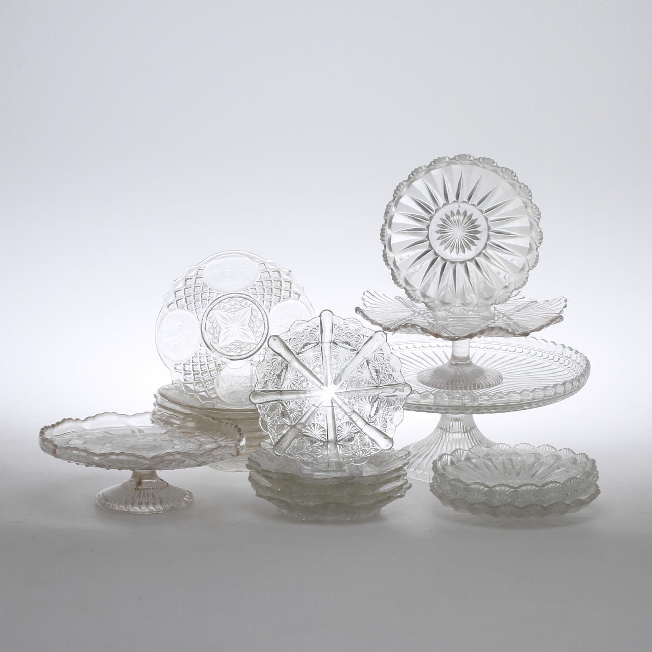 KAKFAT PÅ FOT samt DIVERSE ASSIETTER, pressglas, 1900-tal.