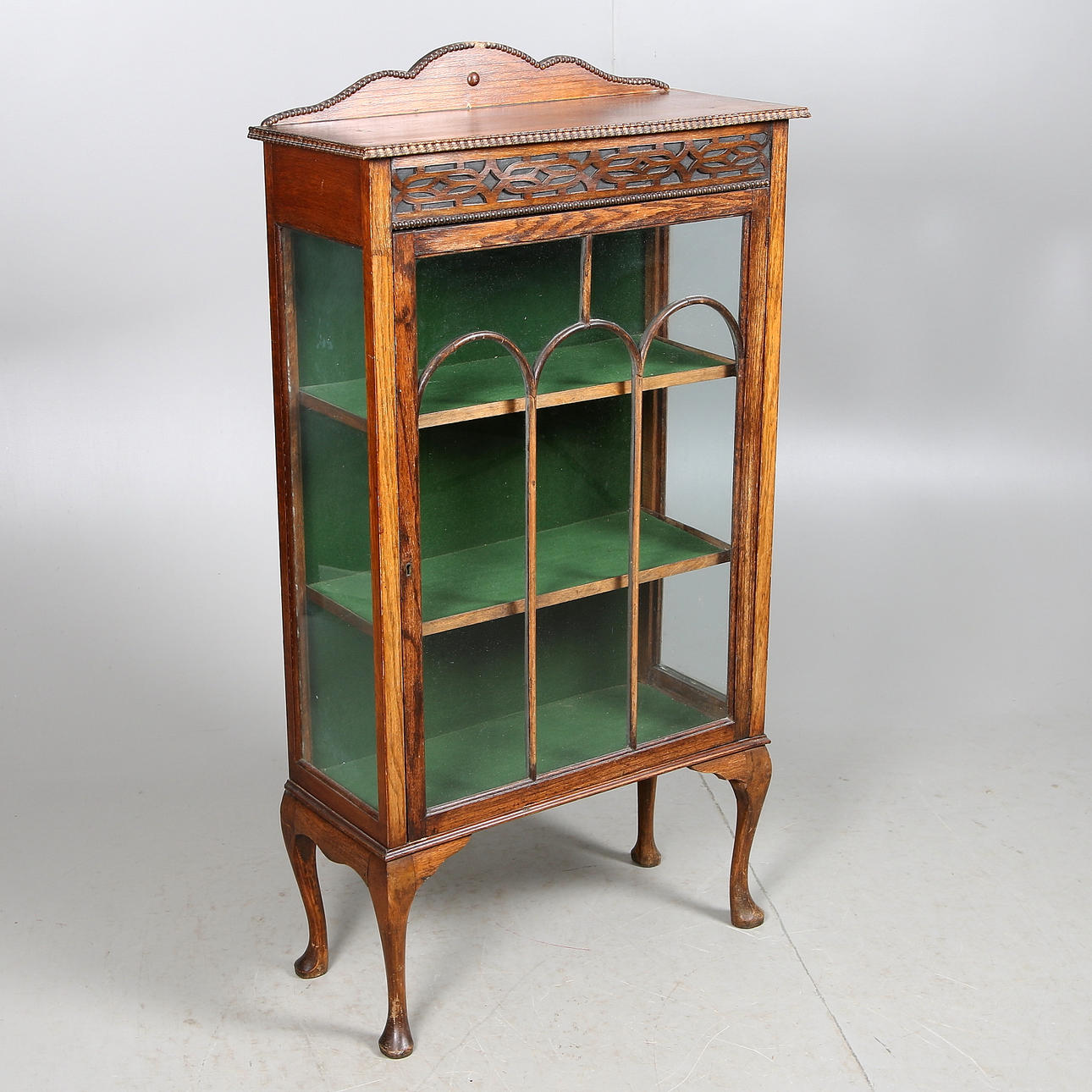 VITRINSKÅP, ek, jugend. 1900-talets början.