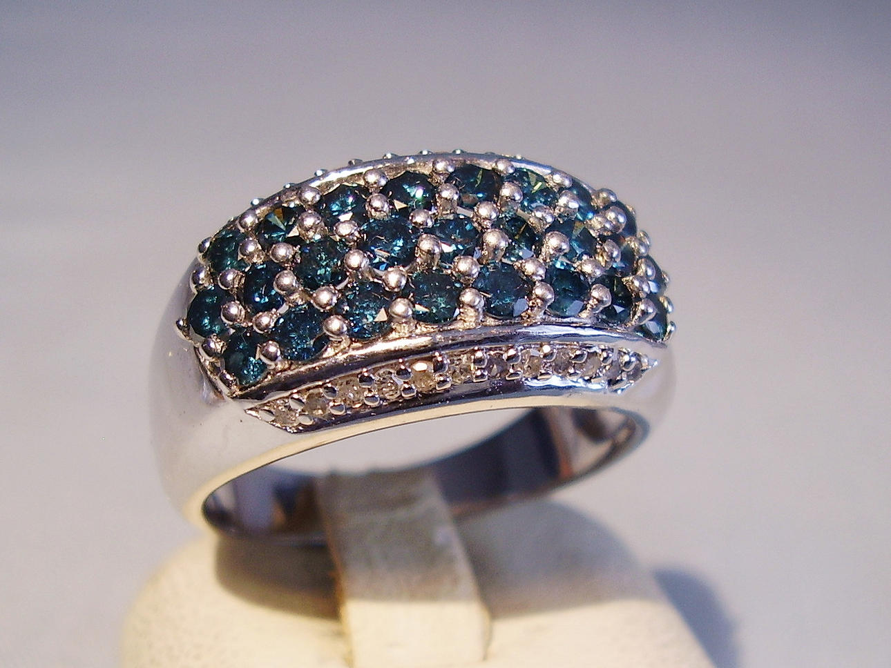 DIAMANTRING MED BLÅ OCH VITA DIAMANTER tillsammans 1.60 ct.