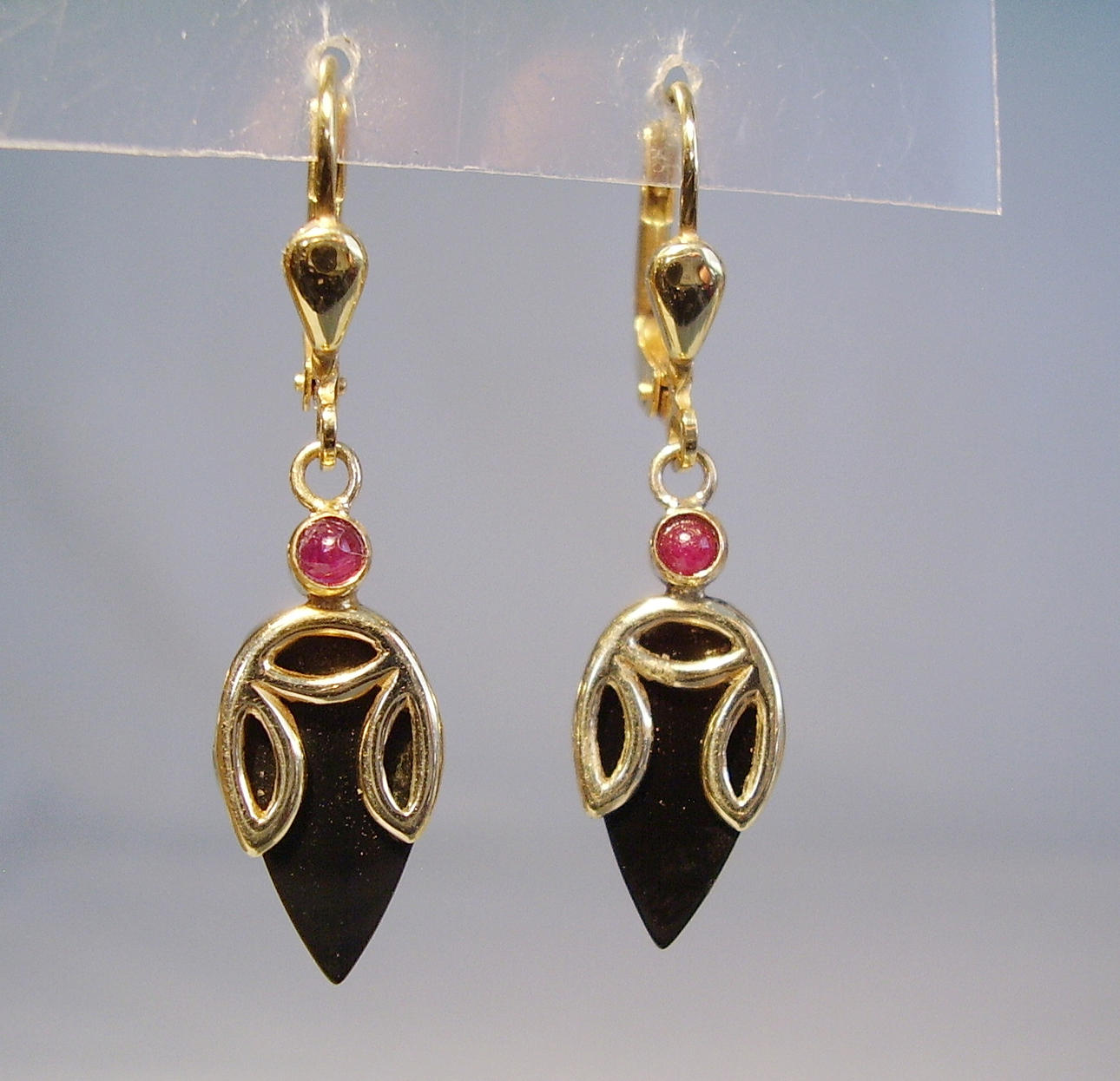 GULDÖRHÄNGEN MED ONYX OCH RUBIN 333 gult guld.