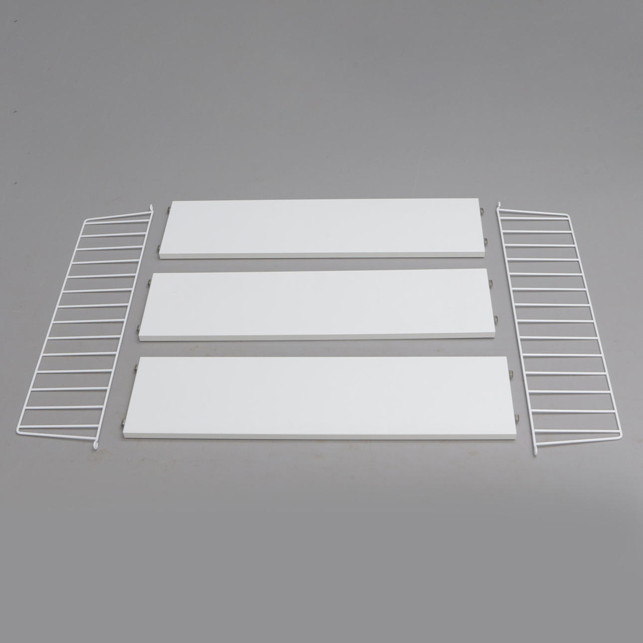 HYLLA, String, vit, Nisse Strinning.