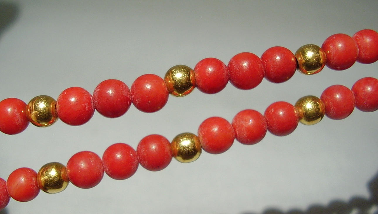 KORALL HALSBAND MED GULD BOLLAR gult guld.