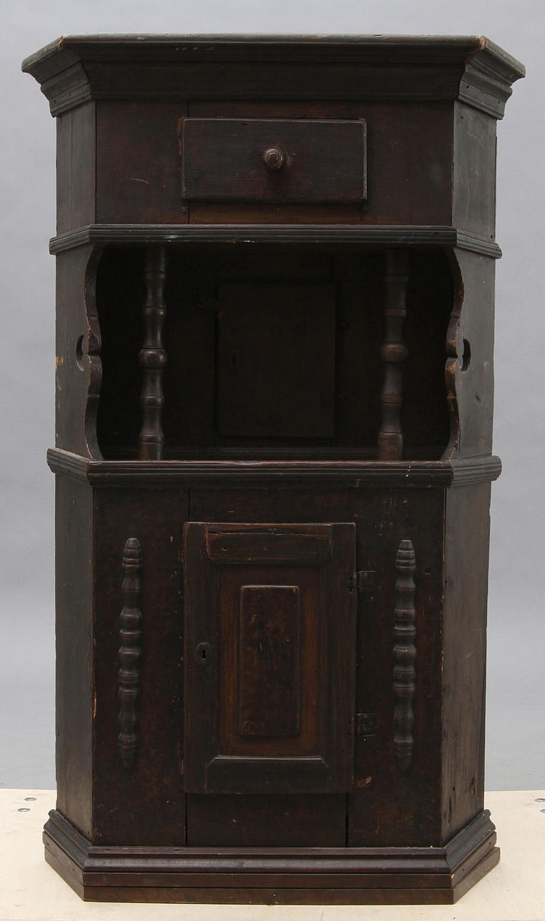 HÖRNSKÅP, 1700/1800-tal.