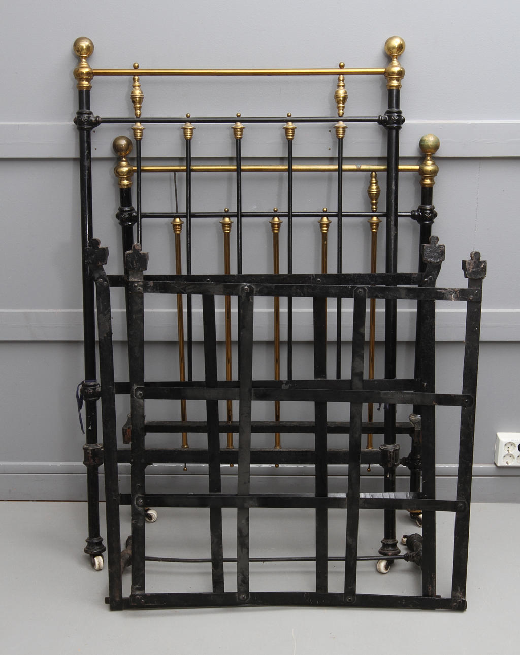 SÄNG, metall, 18/1900-tal.