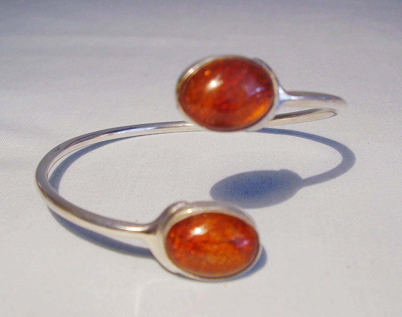 GEORG KRAMER. SILVERARMRING MED BÄRNSTEN signerad Georg Kramer Lübeck.