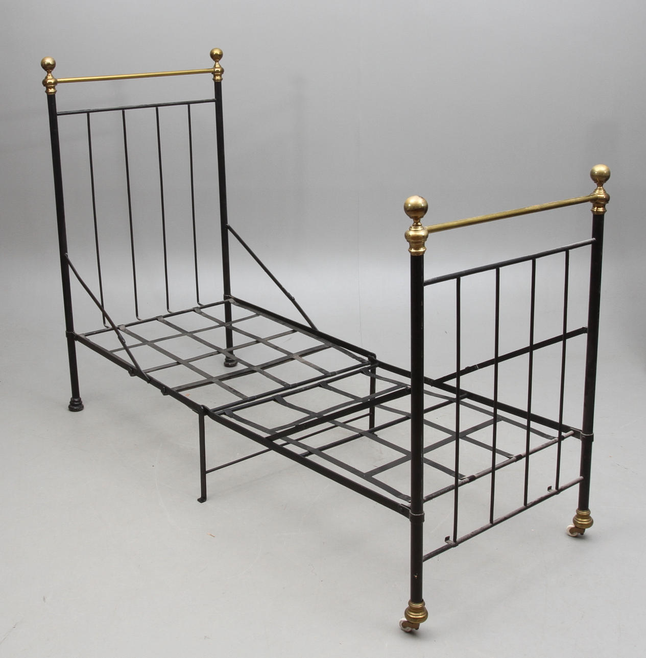 SÄNG, metall, 18/1900-tal.