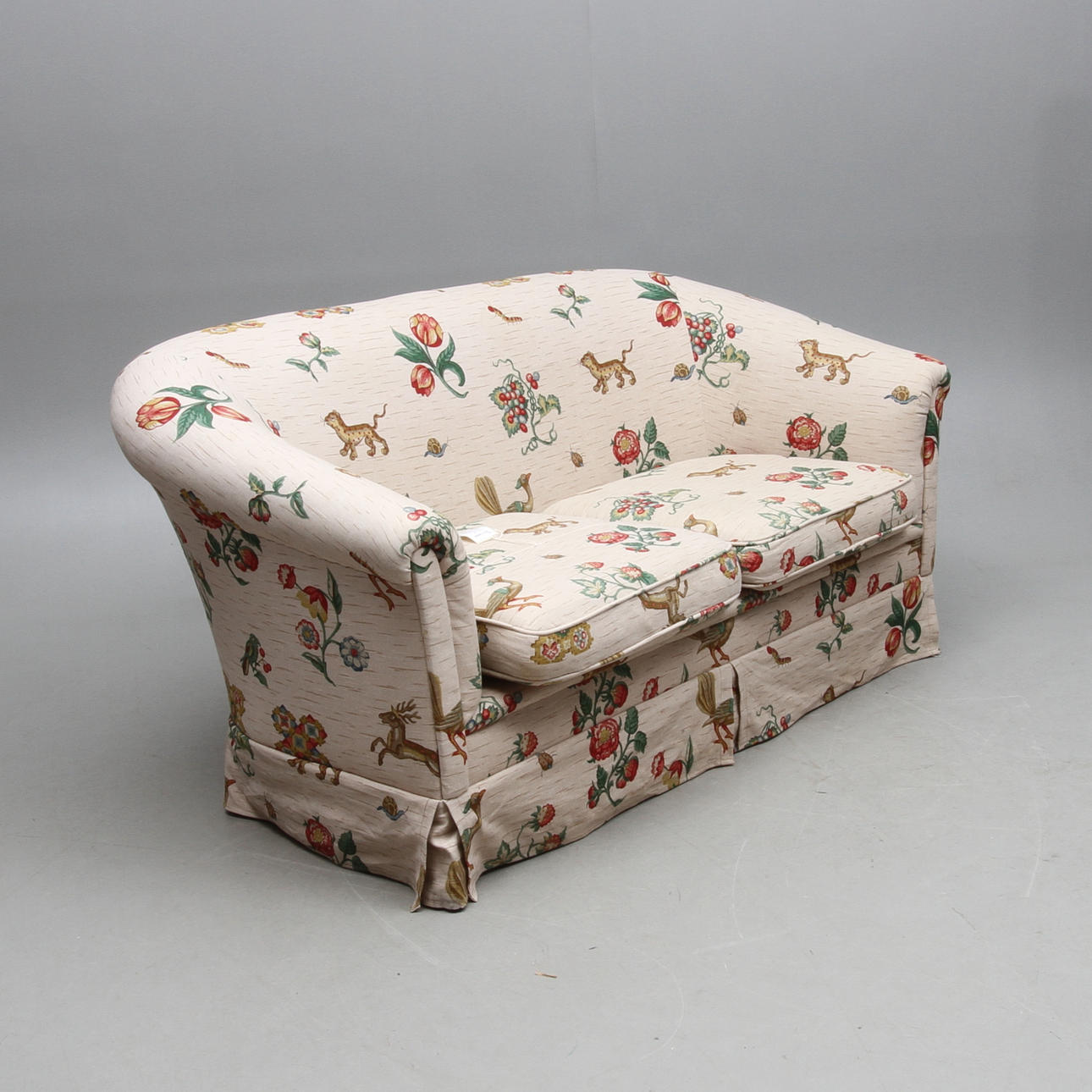 SOFFA, med textilklädsel "Tudor Animals" från Mulberry.