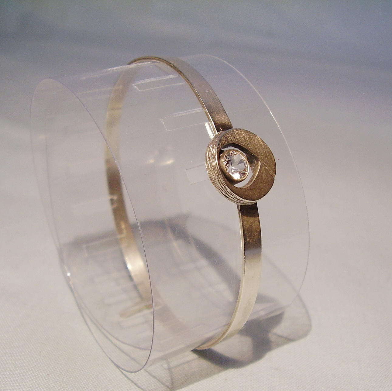 DESIGNER ARMRING MED BERGKRISTALL silver 925 signerad Ninex Korut.