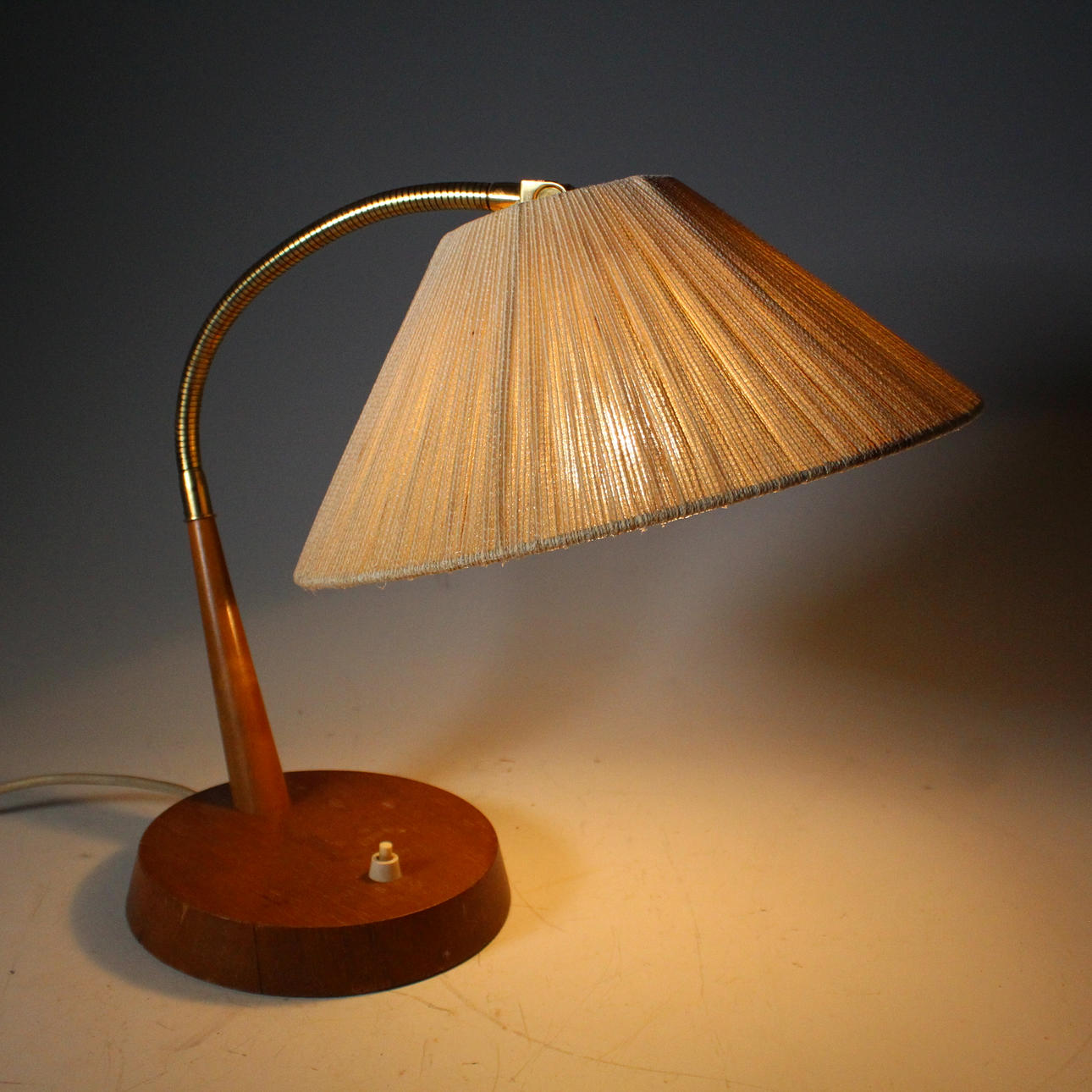 TEMDE. Tischleuchte der 1960er.