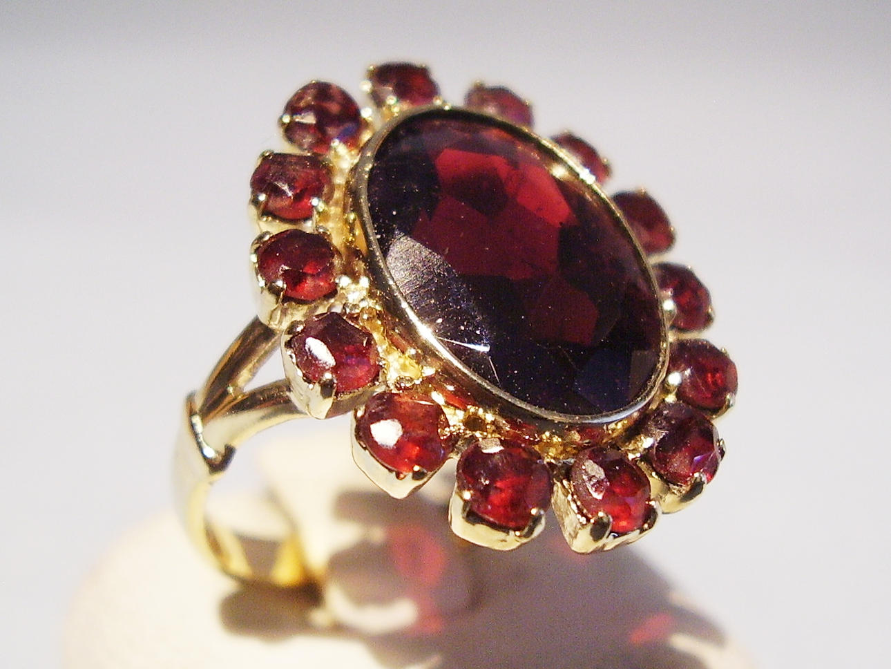 GOLDEN GARNET RING 333 gult guld.