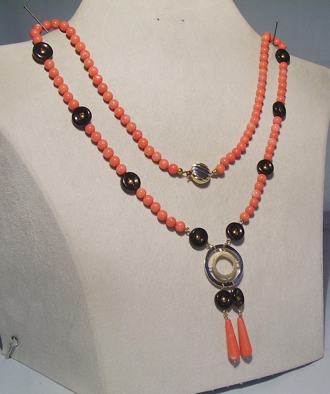 KORALL HALSBAND med GULD OCH ONYX handgjort i 585 gult guld.
