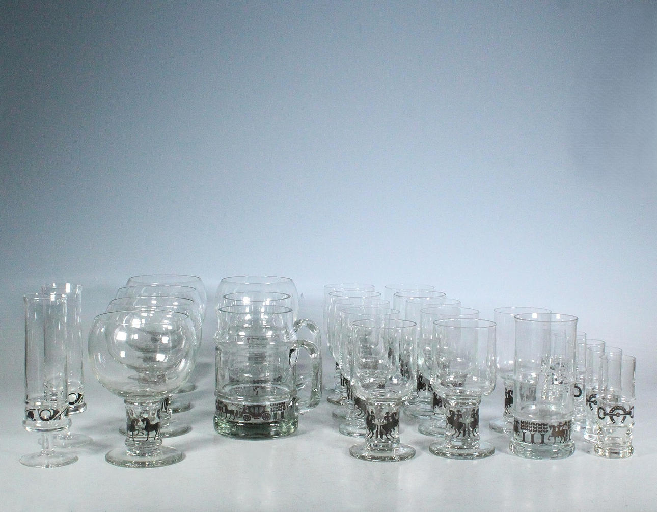 En samling glas/dricksglas med hästmotiv.