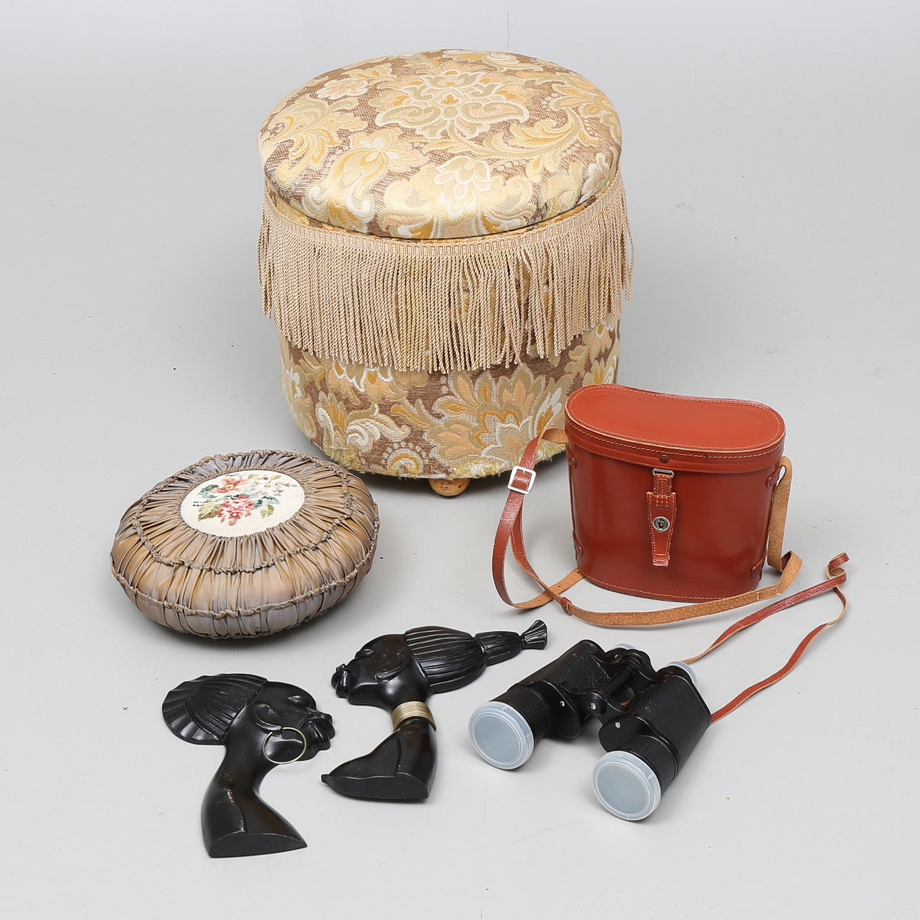 SYPUFF, VÄGGRELIEFER m.m.