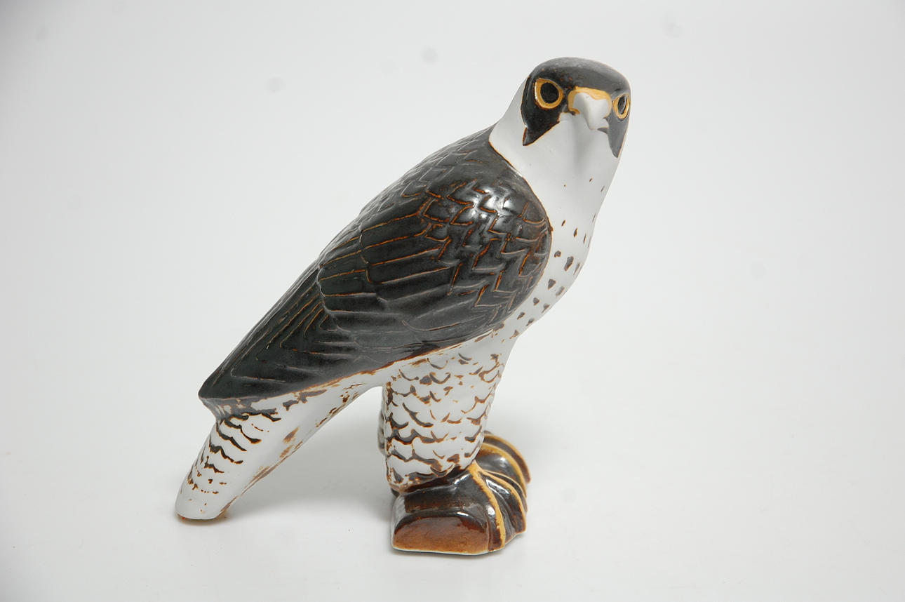 LISA LARSON. figurin , stengods, " Pilgrimsfalk " Gustavsberg specialutgåva för WWF, NK.
