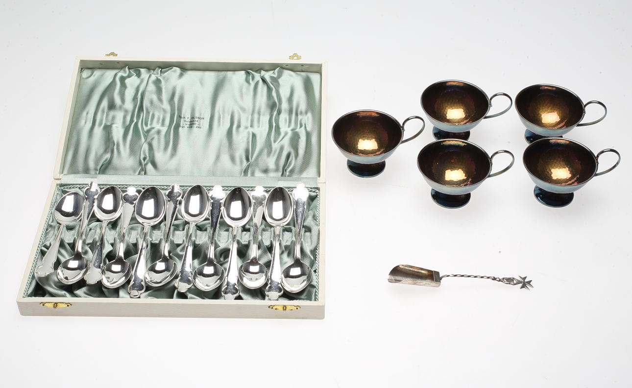 PUNSCHMUGGAR, KAFFESKEDAR M M, silver, 18 delar, 1900-tal.