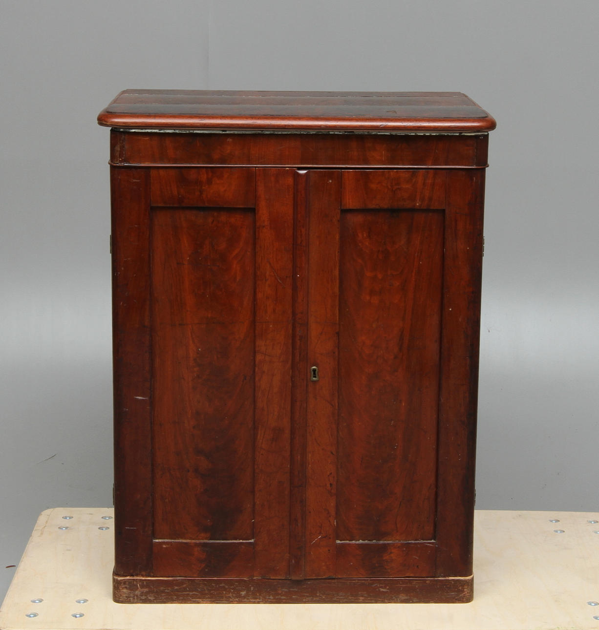 KOMMOD, mahogny, 1800-talets slut.