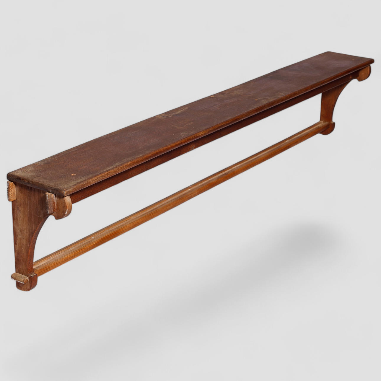 Tallerkenrække af mørkbejdset eg.