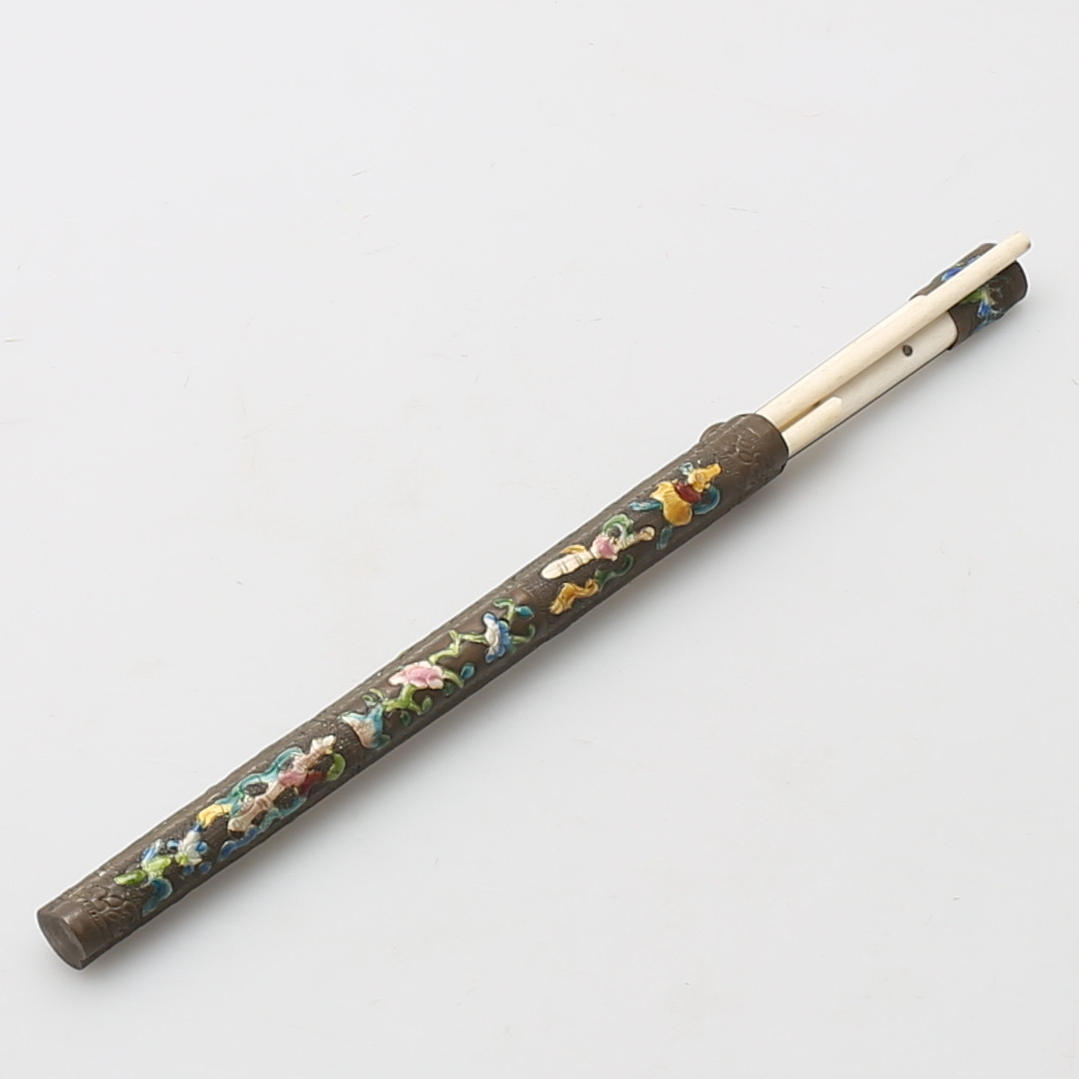RESEBESTICK, cloisonné, metall och ben, Japan omkring 1900.