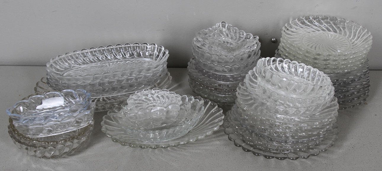 GLASFÖREMÅL, ca 43 delar, turbinmönster, 1900-tal.