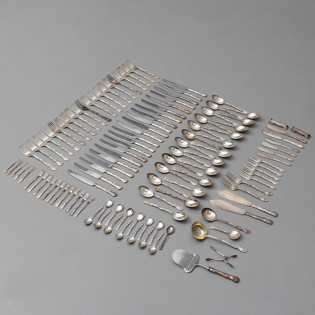 BESTICKUPPSÄTTNING i nysilver, 119 delar.