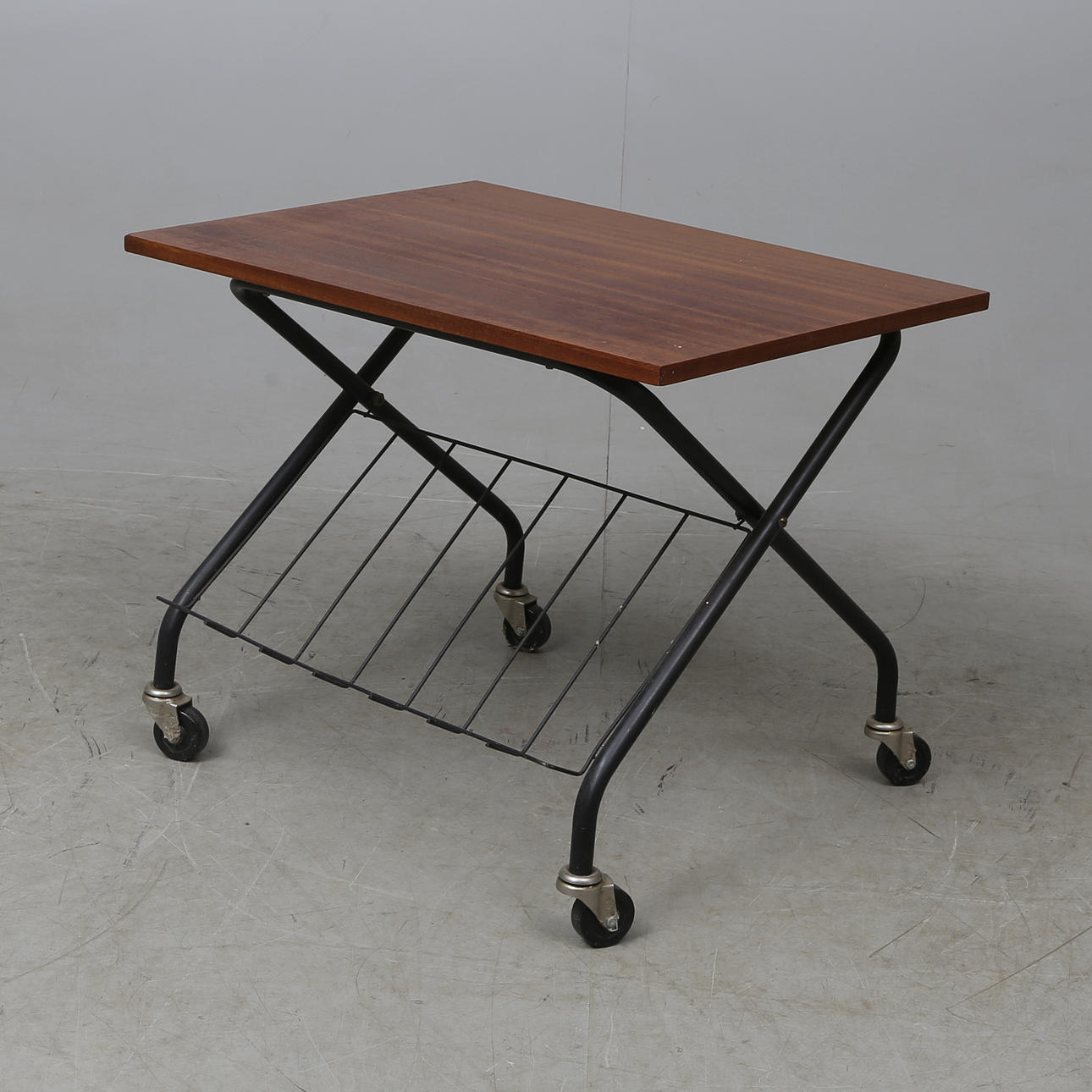 BORD med TIDNINGSHYLLA, teak och metall. 1950/60-tal.