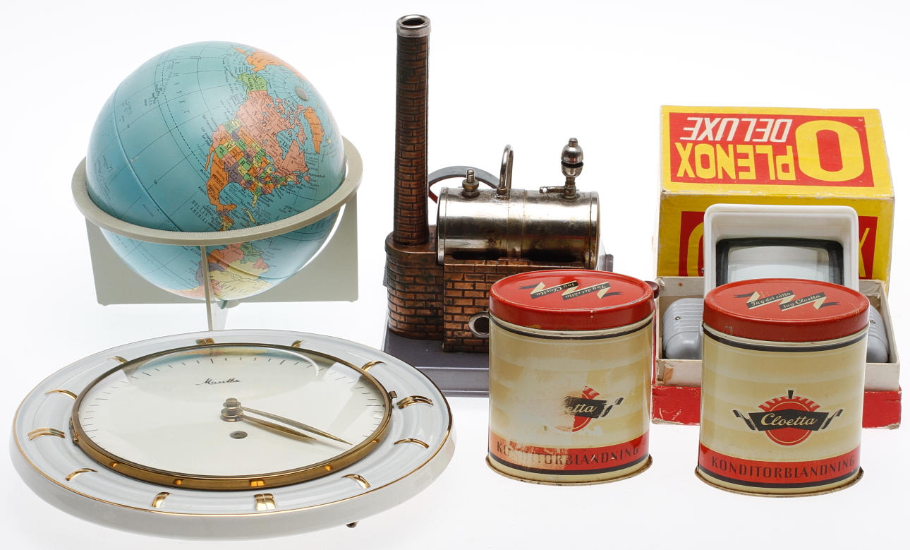 ÅNGMASKIN, Tyskland, VÄGGLAMPA, keramik, Mauthe, PLÅTBURKAR, 2 st, Cloetta, OPLENOX, Japan, JORDGLOB, plast och plåt.