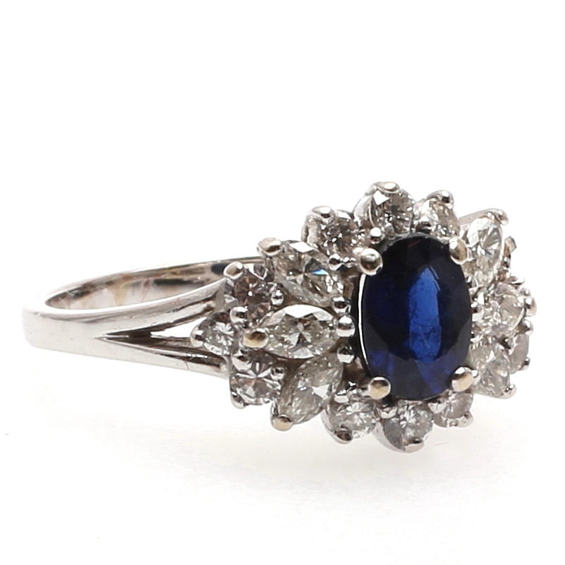 RING I 18K vitguld med oval safir, 7,5 mm och markisslipade diamanter.