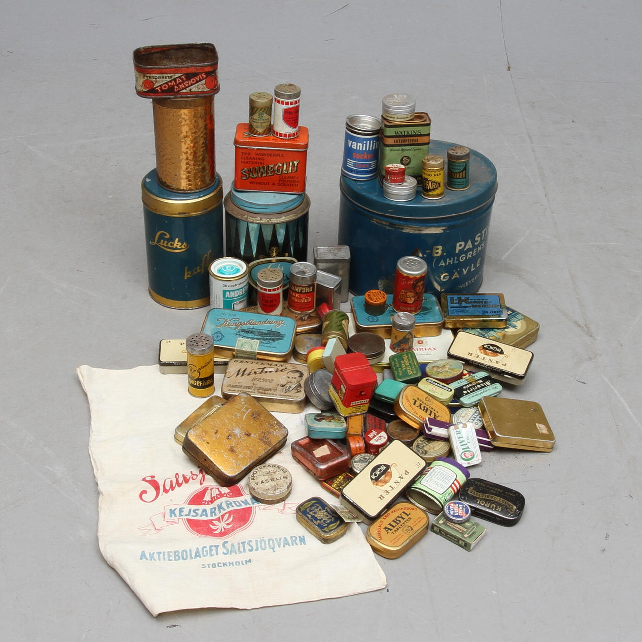 PARTI PLÅTBURKAR OCH ASKAR MED MERA, 1900-tal.