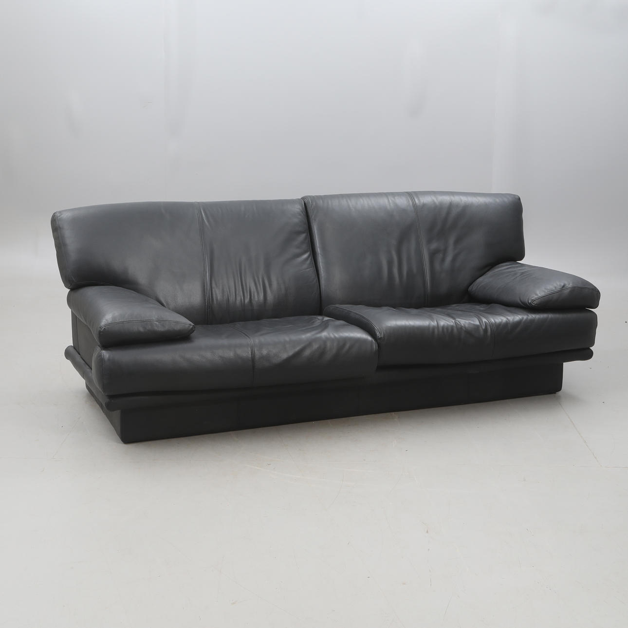 SOFÁ, de piel, marcado Nicoletti Saletti.