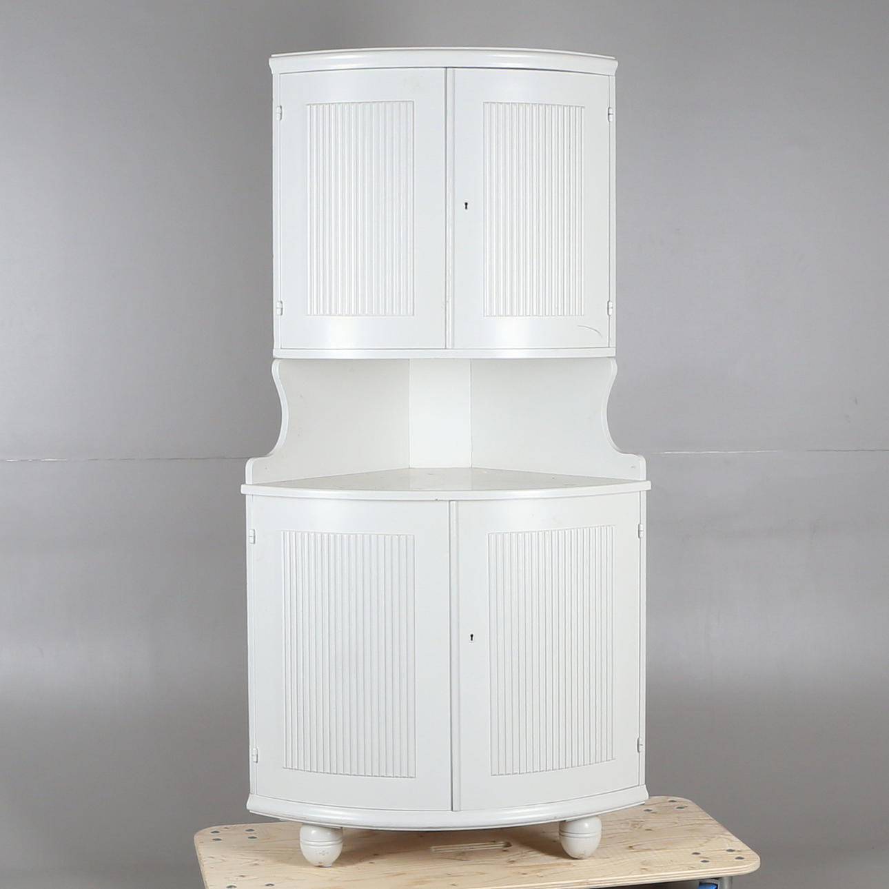 HÖRNSKÅP, Gustaviansk stil, trä, 1900-talets mitt.