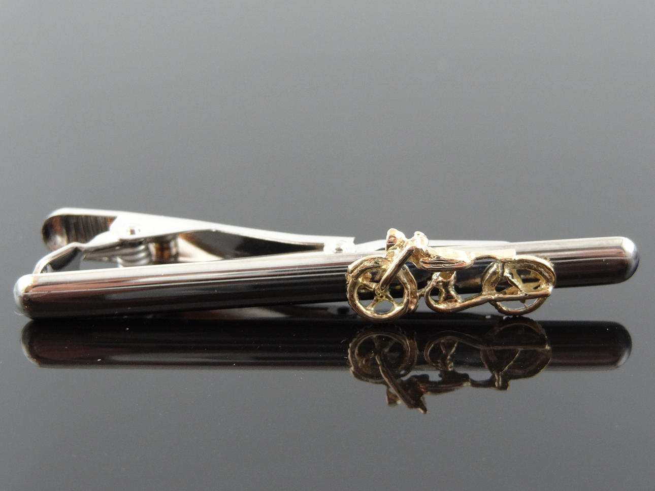 HANDGJORD MOTORCYKEL Tie pin 14k guld.