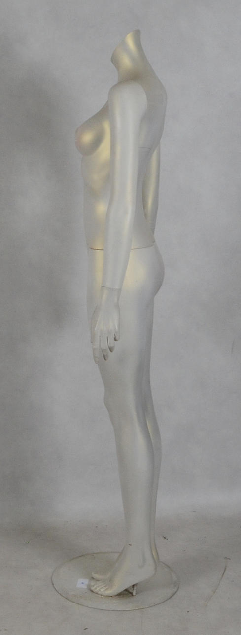 SKYLTDOCKA, dam, 1900-talets andra hälft.