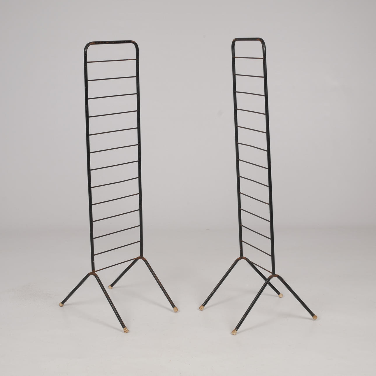HYLLGAVLAR, stringstil, svartlackerat järnrör, 1900-talets mitt.