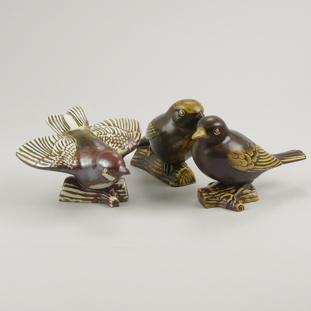 FIGURINER, 3 stycken fåglar, en signerad Sven Wejsfelt, Gustavsberg.