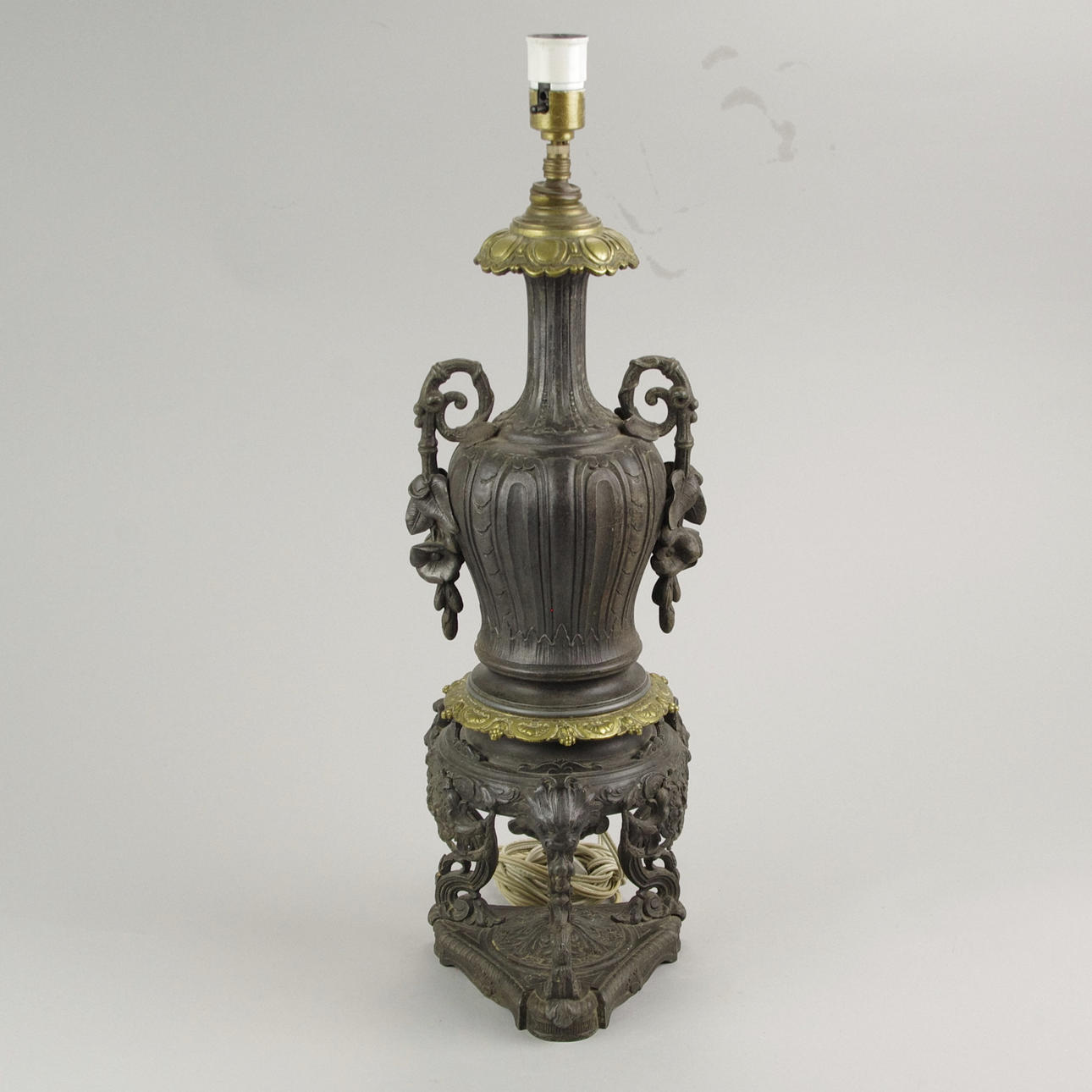 BORDSLAMPA, patinerad och förgylld metall, barockstil.