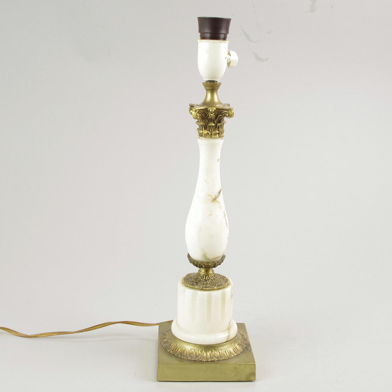 BORDSLAMPA, mässing/marmor, 1900-talets mitt.