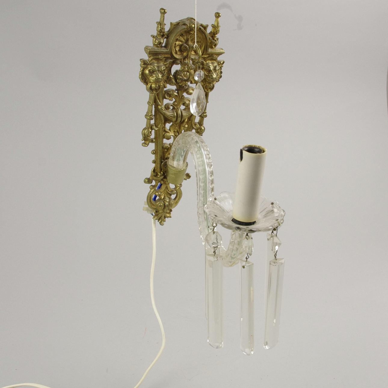 VÄGGAMPETTER, 3 stycken, mässing med prismor, venetiansk stil.