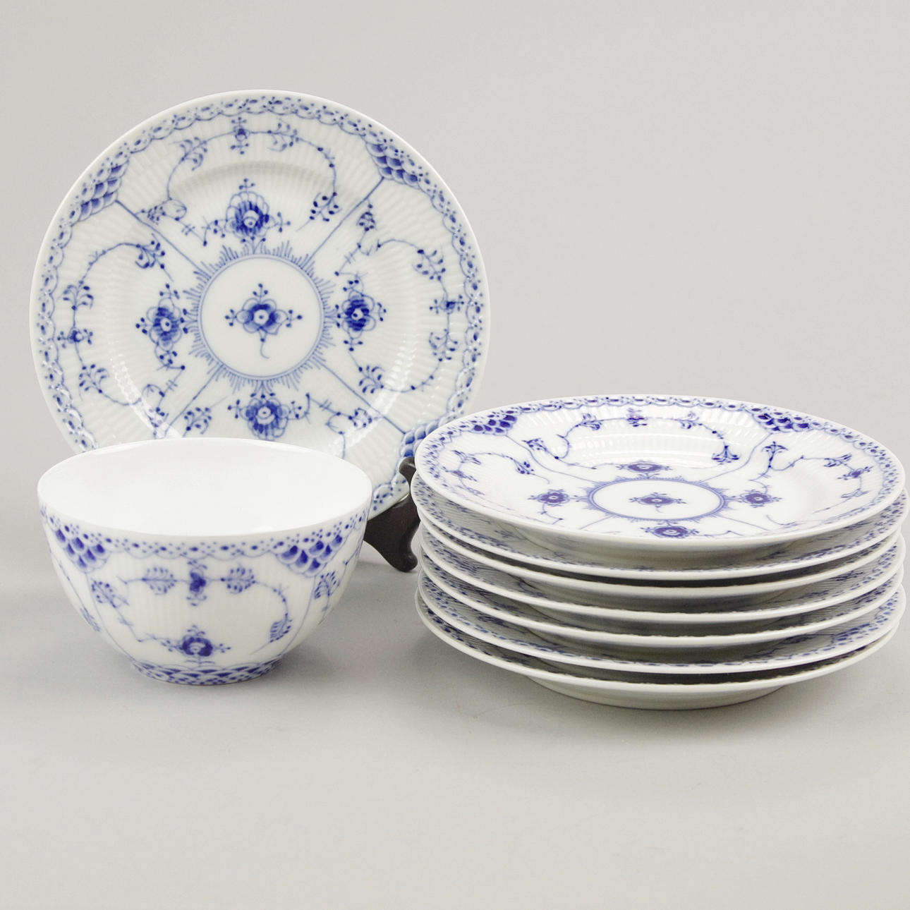 ASSIETTER SAMT SKÅL, "Musselmalet", Royal Copenhagen.