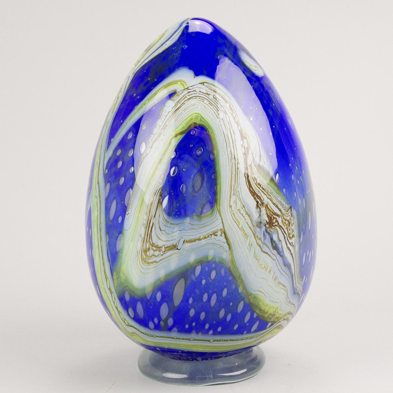 SKULPTUR i form av ägg, konstglas.