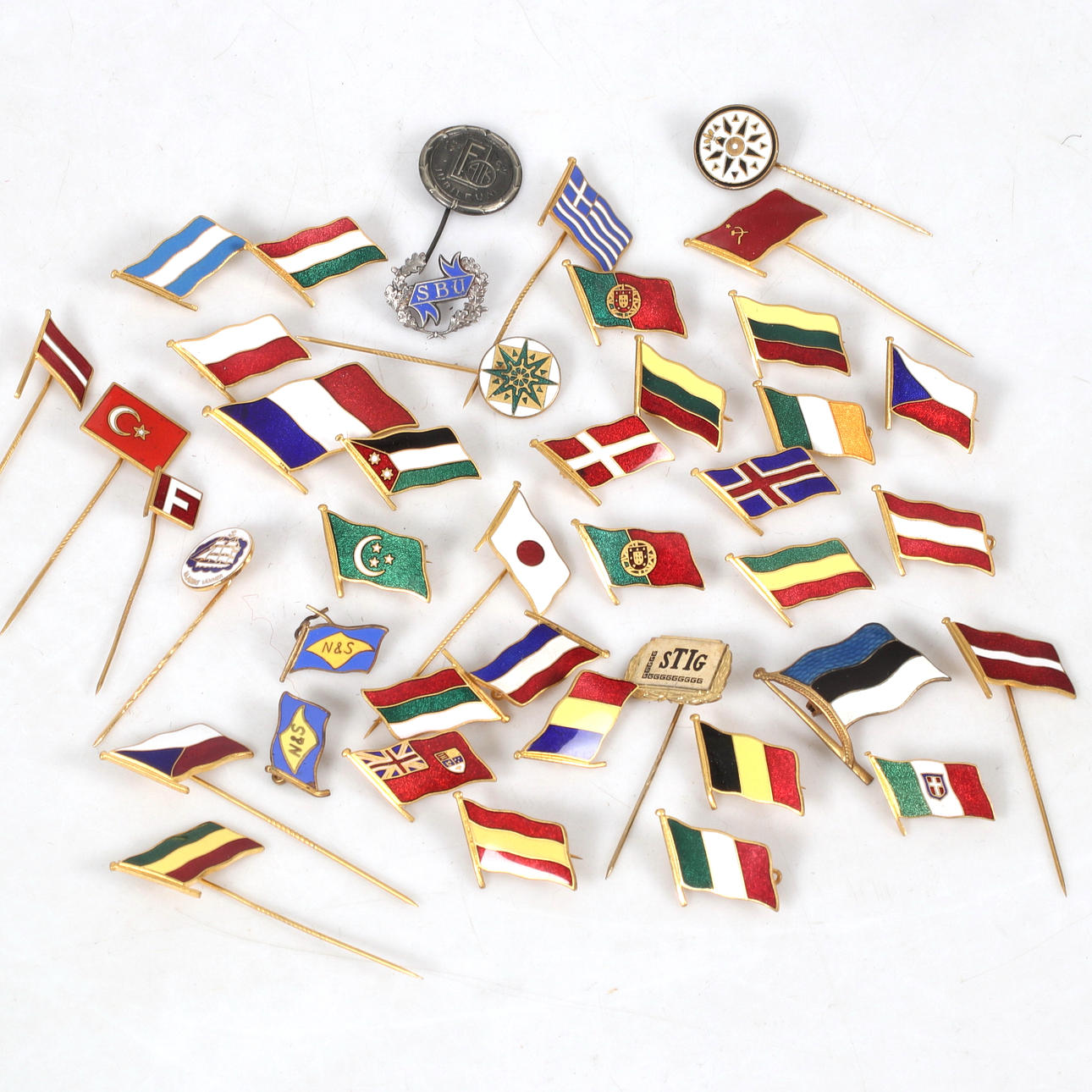 PINS, 40 st, mestadels flaggor, 1900-tal.
