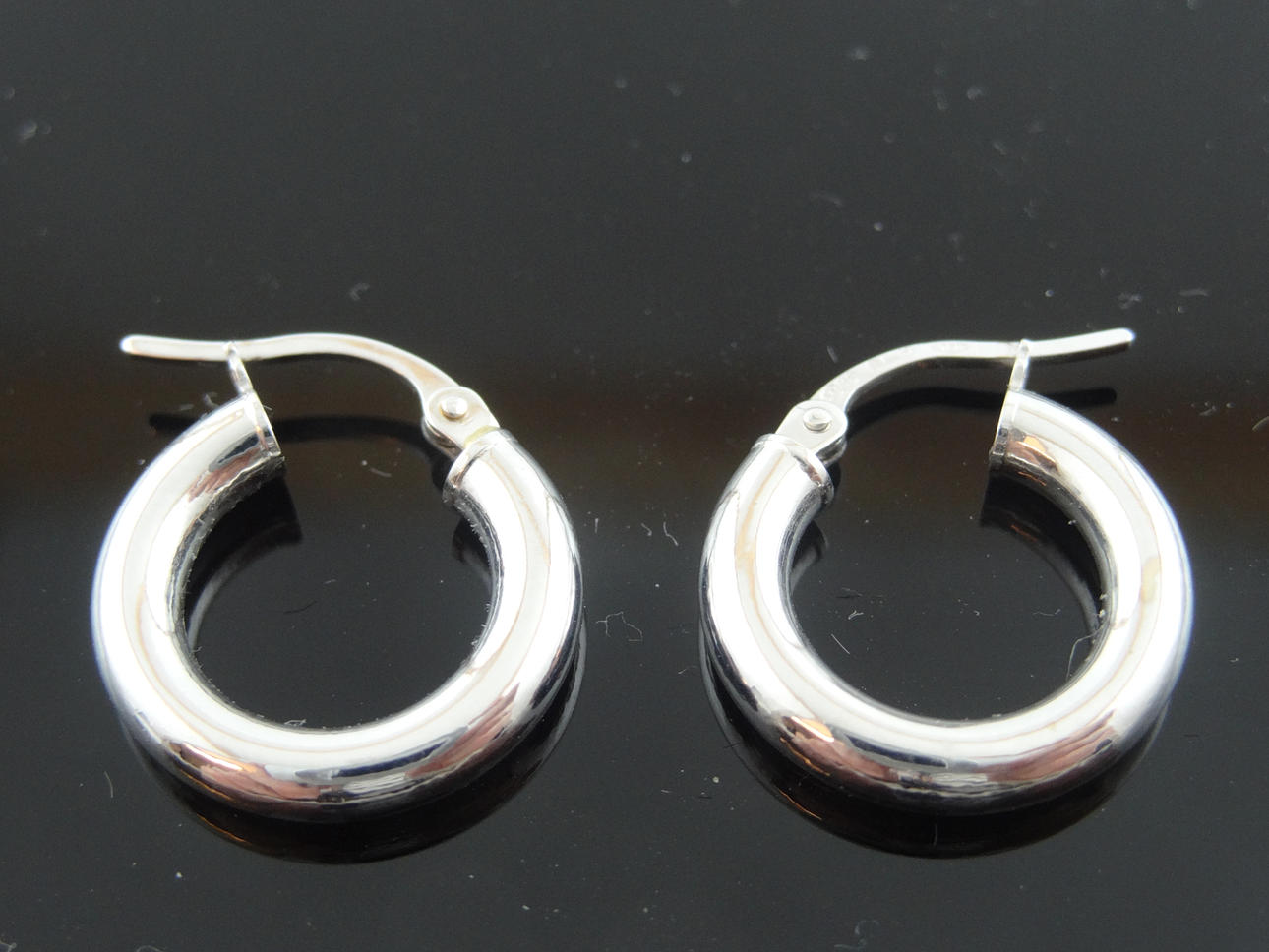 WHITEGOLD ÖRHÄNGEN 18k guld 15,6mm.