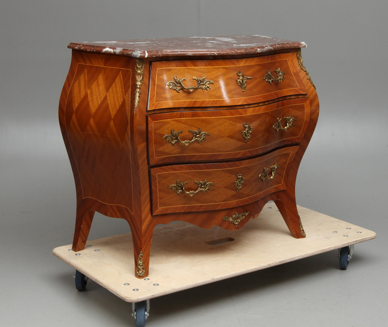 BYRÅ med stenskiva, rokokostil, 1900-tal.